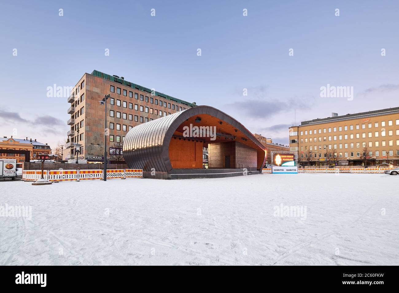 Joensuu, Finlande - 24 novembre 2018 : une toute nouvelle scène extérieure sur la place du marché. Architecture finlandaise moderne. Banque D'Images