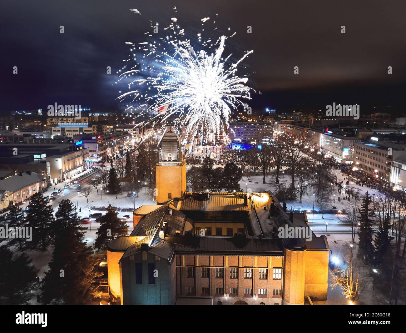 Vue aérienne des feux d'artifice dans le centre de Joensuu, en Finlande. Feux d'artifice pour célébrer l'ouverture d'une nouvelle place du marché. Banque D'Images