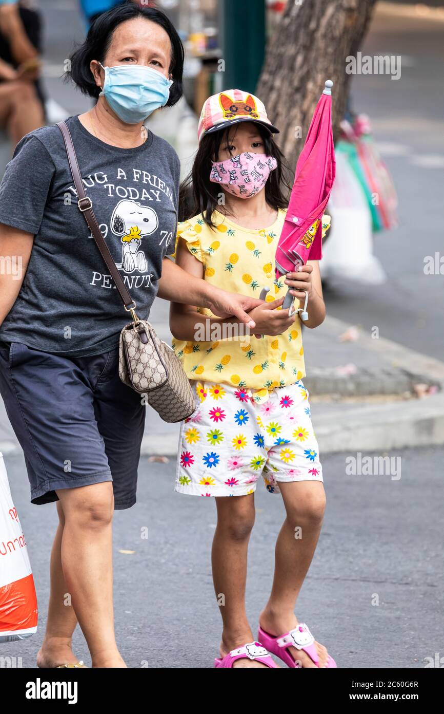 Mère et fille portant un masque facial pendant la pandémie de Covid 19, Bangkok, Thaïlande Banque D'Images