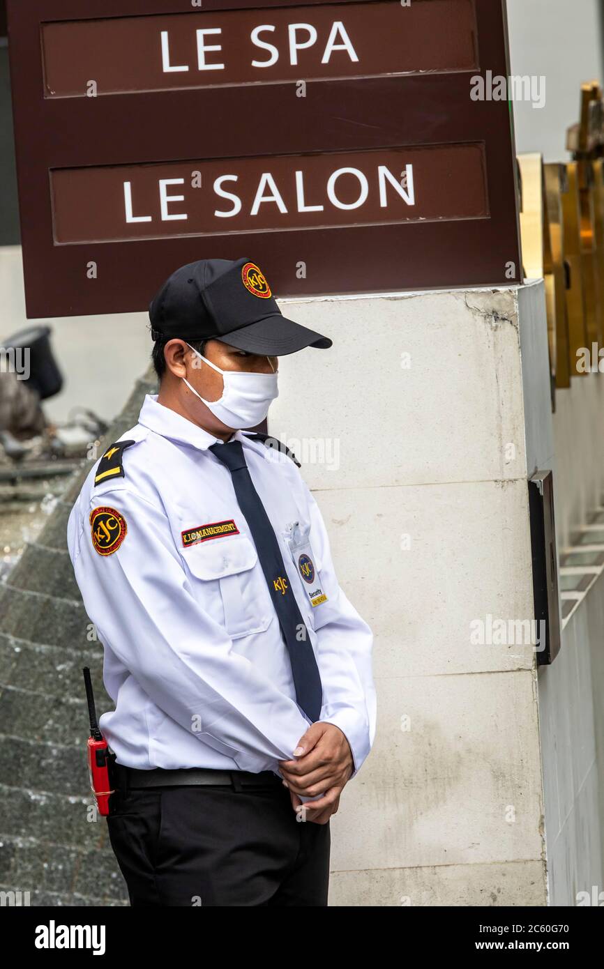 Garde de sécurité portant un masque facial pendant la pandémie de Covid 19, Bangkok, Thaïlande Banque D'Images