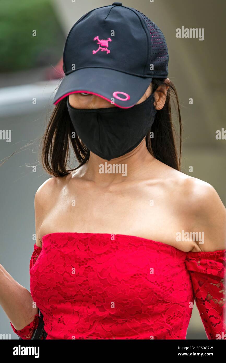 Filles portant un masque facial et une casquette de baseball pendant la pandémie de Covid 19, Bangkok, Thaïlande Banque D'Images