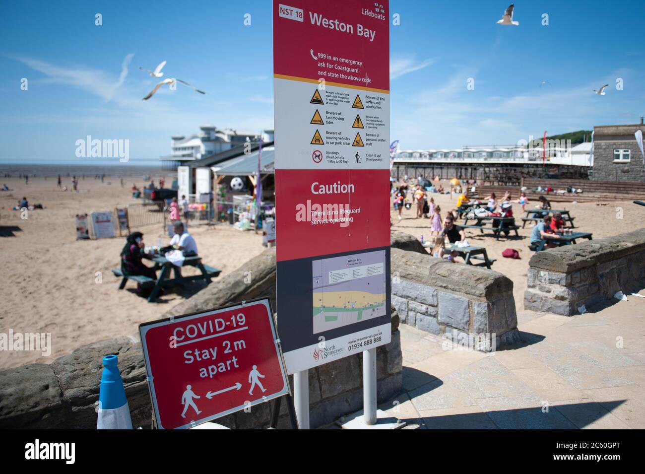 Weston-super-Mare, Somerset Nord, Royaume-Uni. 25 mai 2020. Malgré la fermeture de l'HÔPITAL général Weston, ses ACTIVITÉS A&E à de nouveaux patients affluaient sur la plage du N Banque D'Images