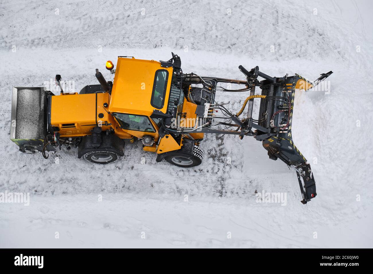 Le tracteur nettoie une rue après une épaisse neige. Banque D'Images