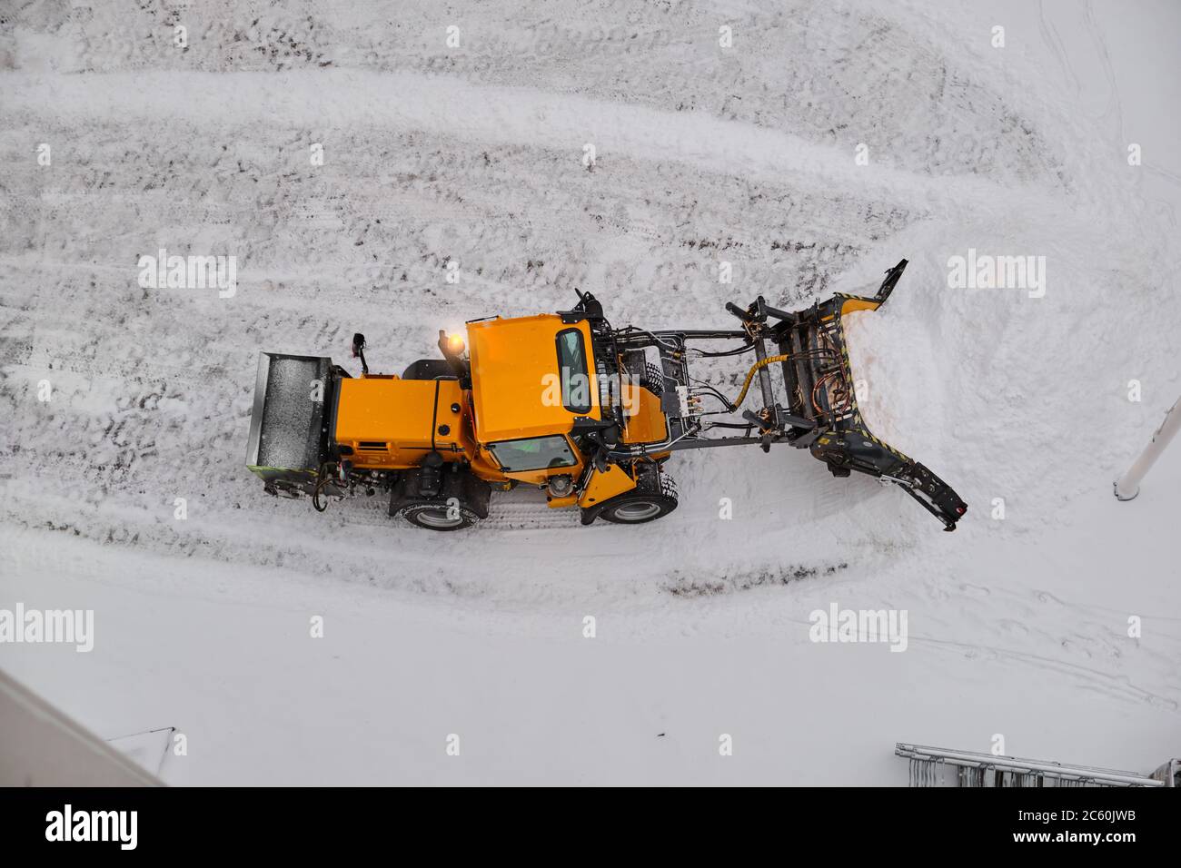 Le tracteur nettoie une rue après une épaisse neige. Banque D'Images