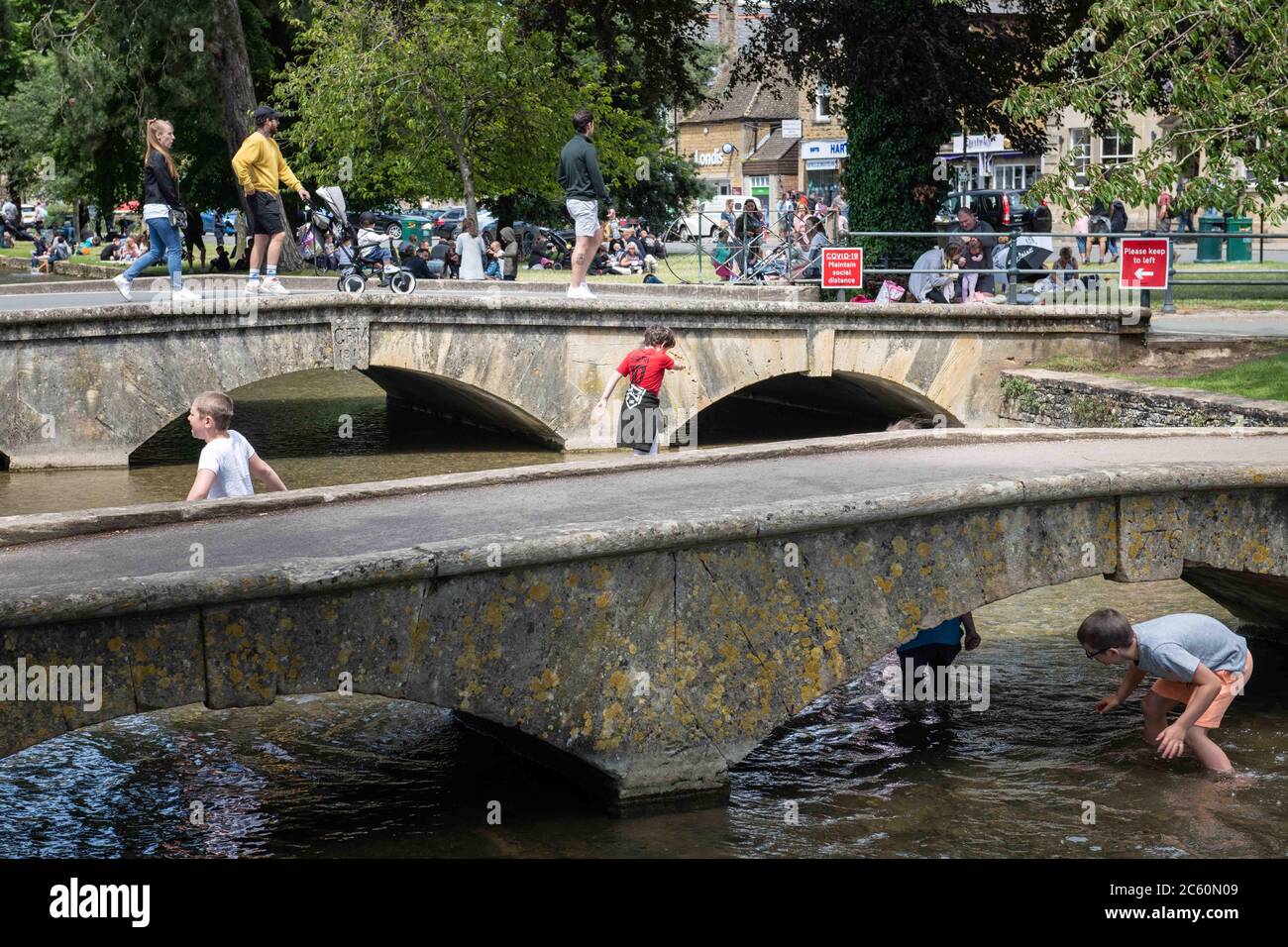 Bourton-on-the-Water, Gloucestershire, Royaume-Uni. 28 juin 2020. Des centaines de voyageurs d'une journée se rassemblent à Bourton-on-the-Water pour passer le dimanche à côté de la rivière W. Banque D'Images