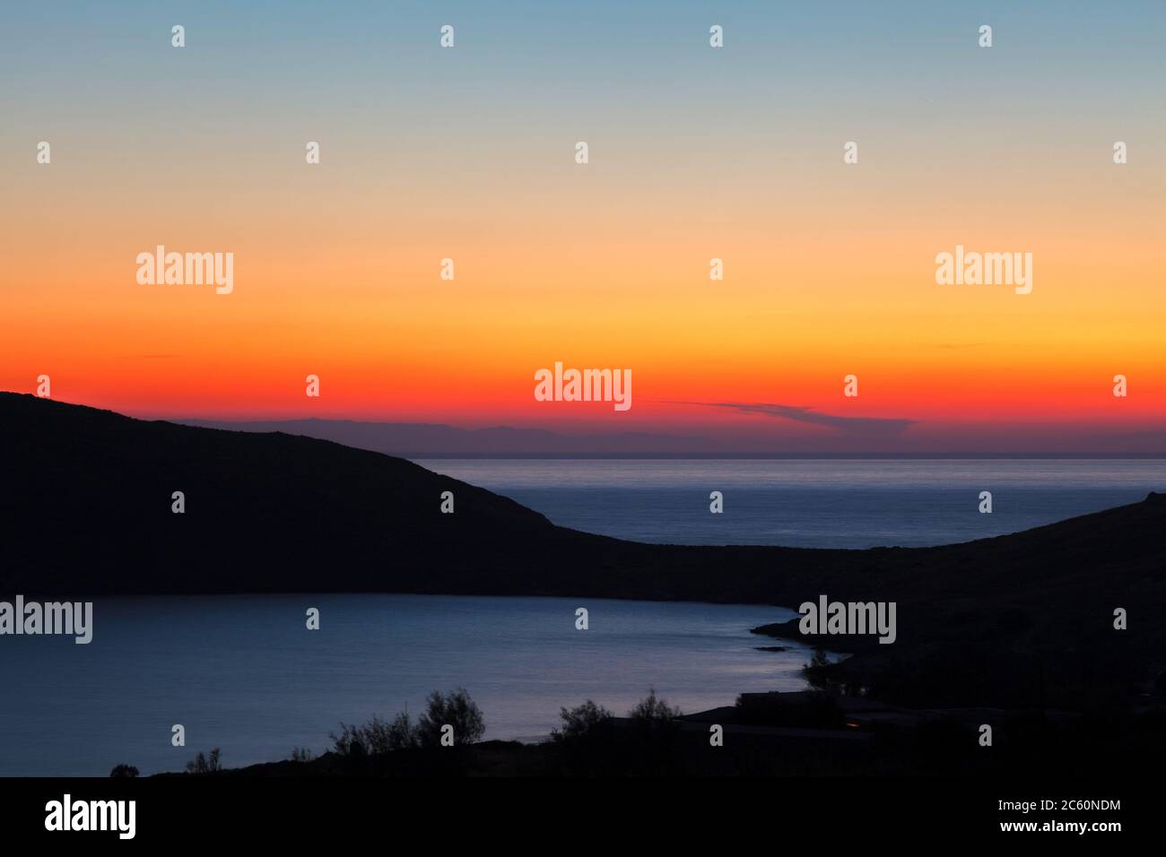Coucher de soleil à Delfini Bay, sur l'île de Syros, Cyclades, Grèce, Europe. Banque D'Images
