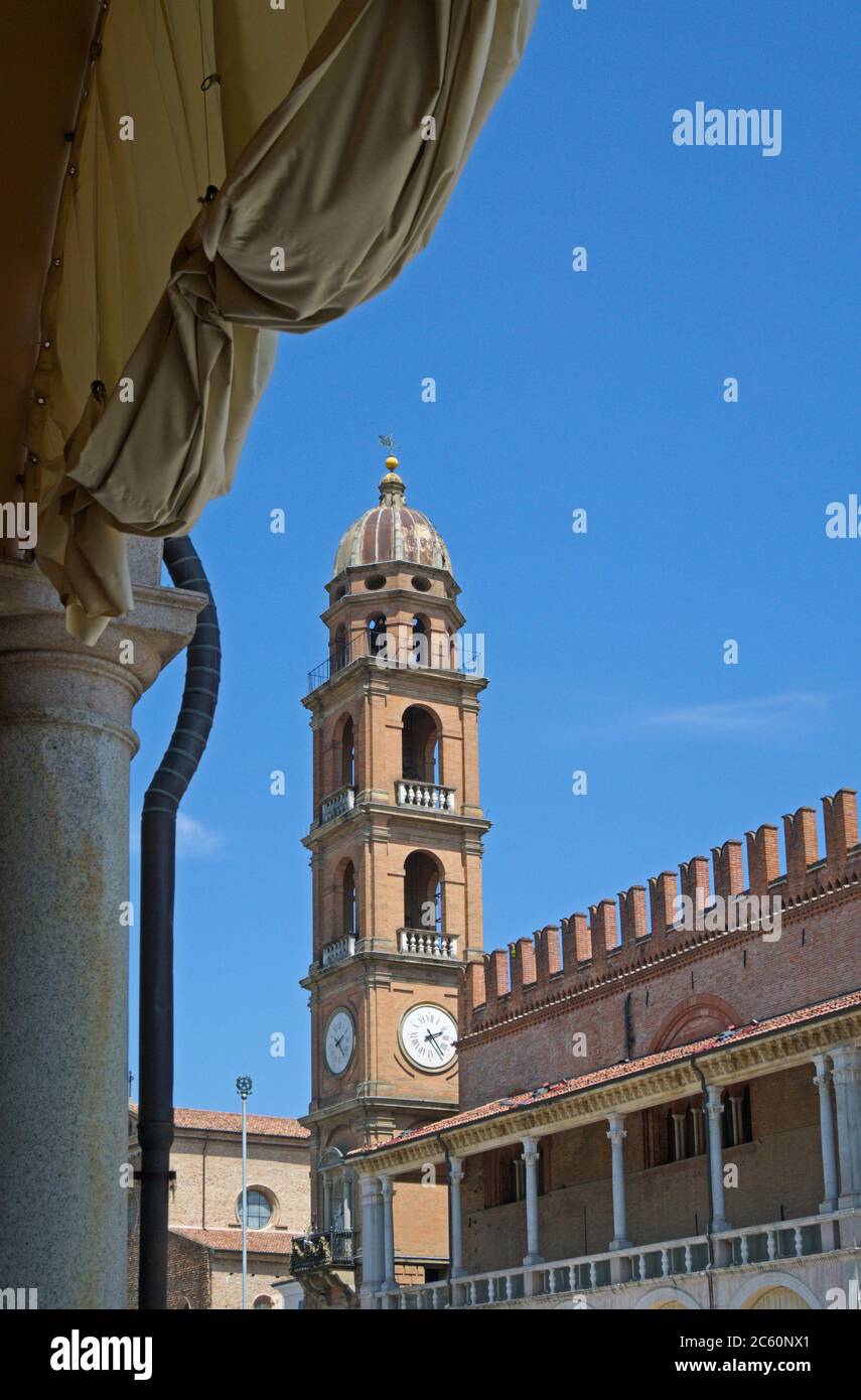 La Tour de l'horloge (Torre Civica dell'Orologio) à Piazza del Popolo, Faenza, Emilie-Romagne, Italie Banque D'Images