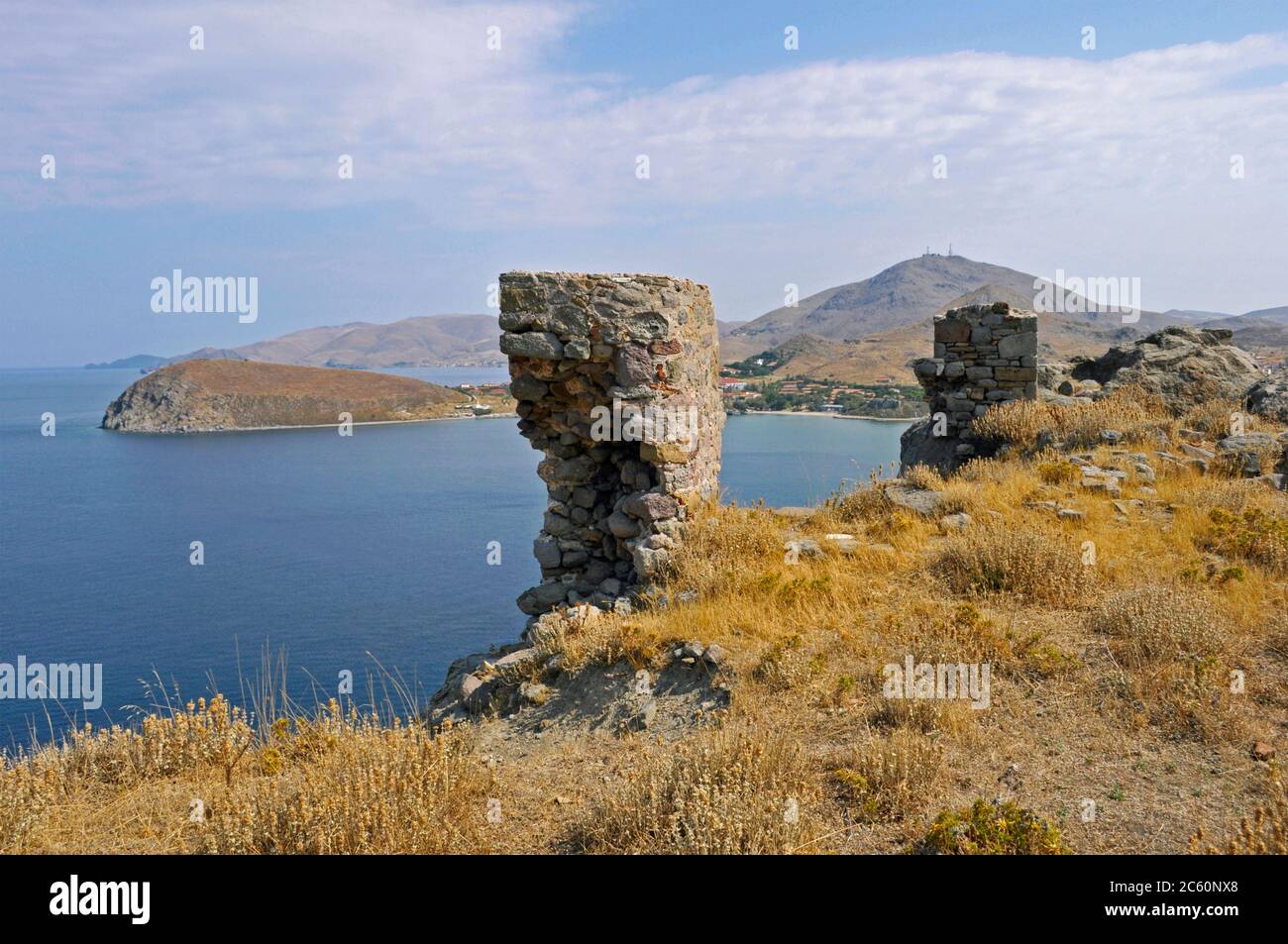 Ancien château en pierre vestiges sur le côté ouest du château de Myrina, Lemnos ou île de Limnos, Grèce Banque D'Images