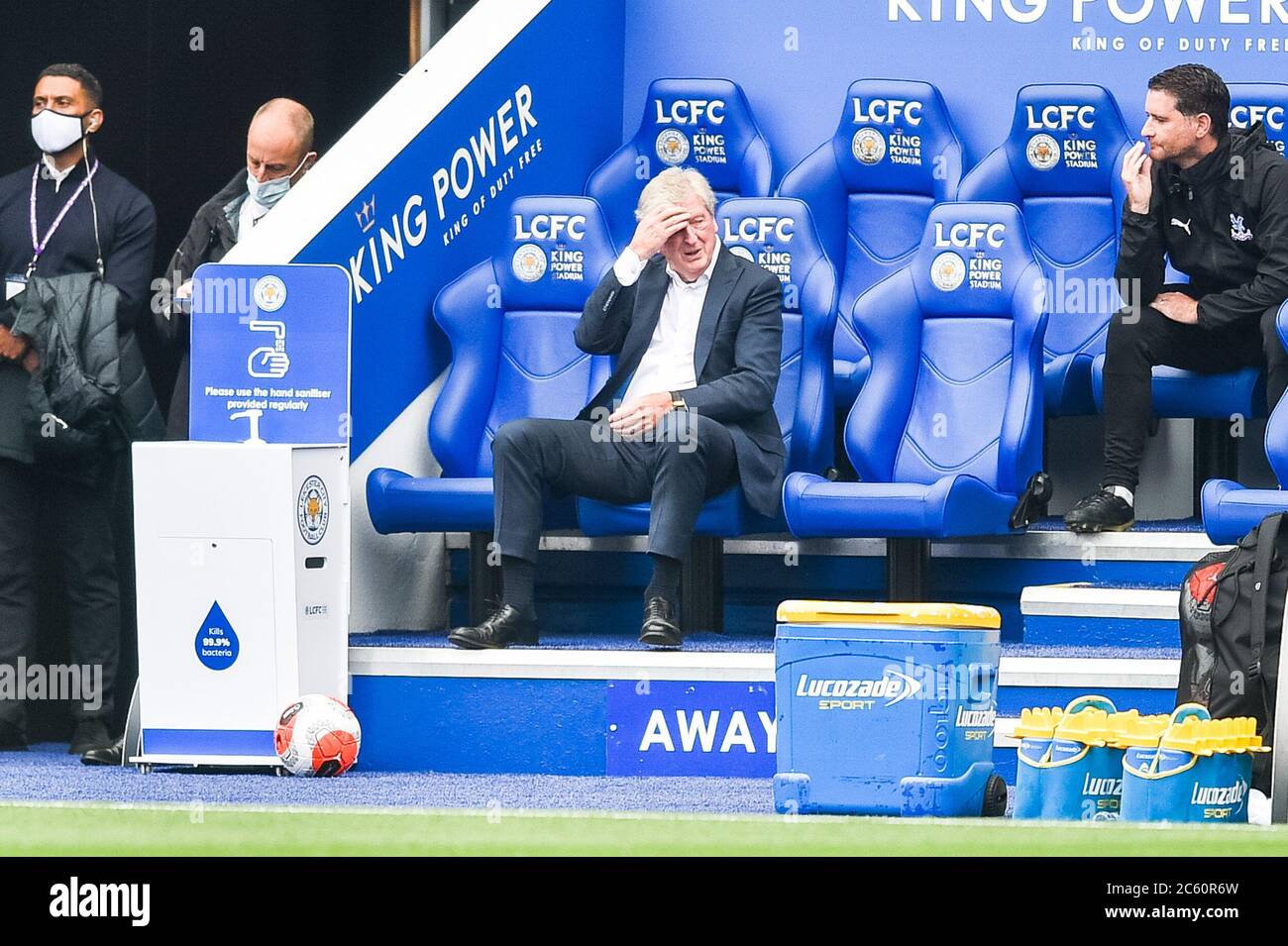 LEICESTER, ANGLETERRE - JUILLET 04 : Roy Hodgson, directeur du Crystal Palace, lors du match de la Premier League entre Leicester City et Crystal Palace au King Power Stadium, le 4 juillet 2020 à Leicester, Royaume-Uni. Les stades de football de toute l'Europe restent vides en raison de la pandémie du coronavirus, car les lois gouvernementales interdisant aux fans de prendre leurs distances à l'intérieur des lieux, ce qui entraîne le jeu de tous les présentoirs derrière des portes fermées. (Photo par MB Media) Banque D'Images