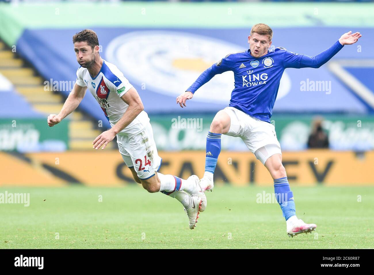 LEICESTER, ANGLETERRE - JUILLET 04 : Gary Cahill de Crystal Palace rencontre Harvey Barnes de Leicester City lors du match de la Premier League entre Leicester City et Crystal Palace au King Power Stadium le 4 juillet 2020 à Leicester, Royaume-Uni. Les stades de football de toute l'Europe restent vides en raison de la pandémie du coronavirus, car les lois gouvernementales interdisant aux fans de prendre leurs distances à l'intérieur des lieux, ce qui entraîne le jeu de tous les présentoirs derrière des portes fermées. (Photo par MB Media) Banque D'Images