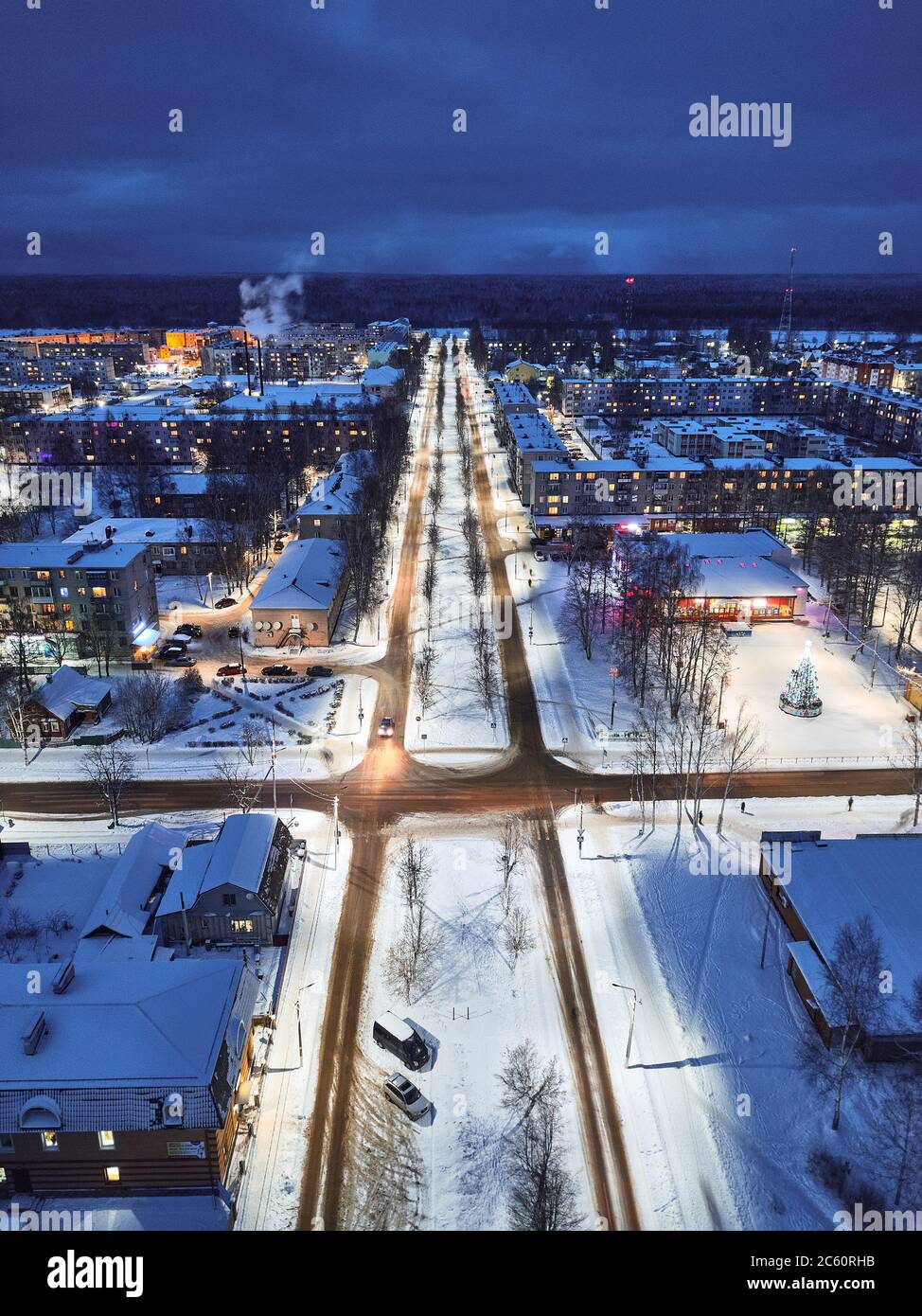 Vue aérienne de la ville de Lodeynoe Pole, ville en soirée, paysage urbain d'hiver, Russie. Banque D'Images