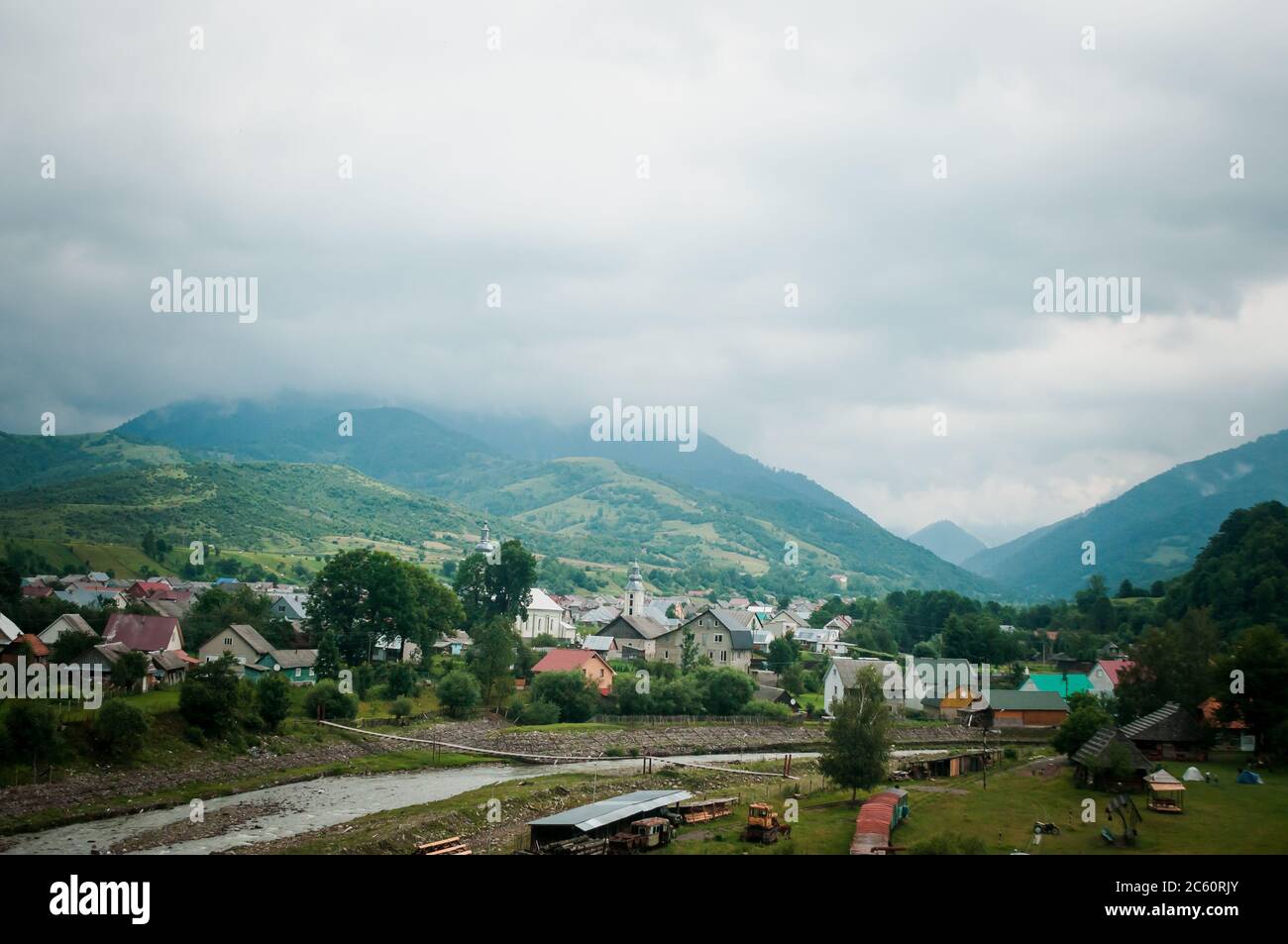 Le village de montagne de Kolochava dans les montagnes carpathes Banque D'Images