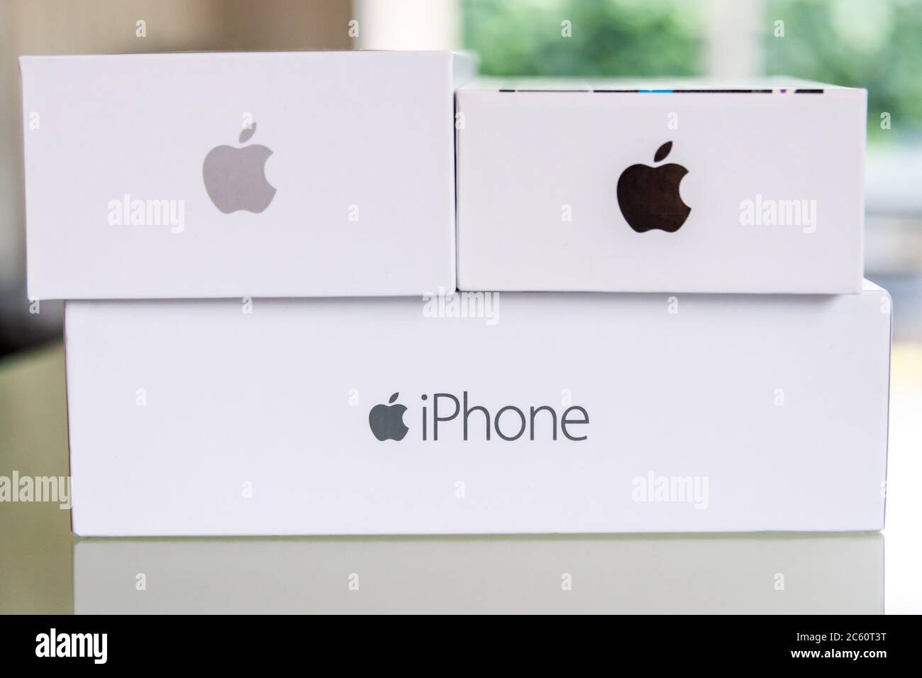 Gros plan d'une pile d'une collection de boîtes de générations, Apple iPhone cases blanches avec logo Apple Banque D'Images