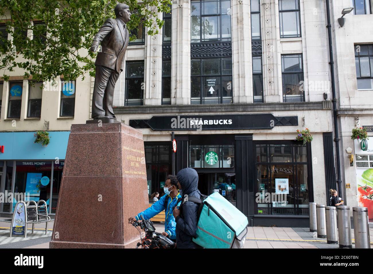 La statue du fondateur du NHS, Aneuvin Bevan, dans le centre-ville de Cardiff, à l'occasion du 72e anniversaire du NHS, juillet 2020. Banque D'Images