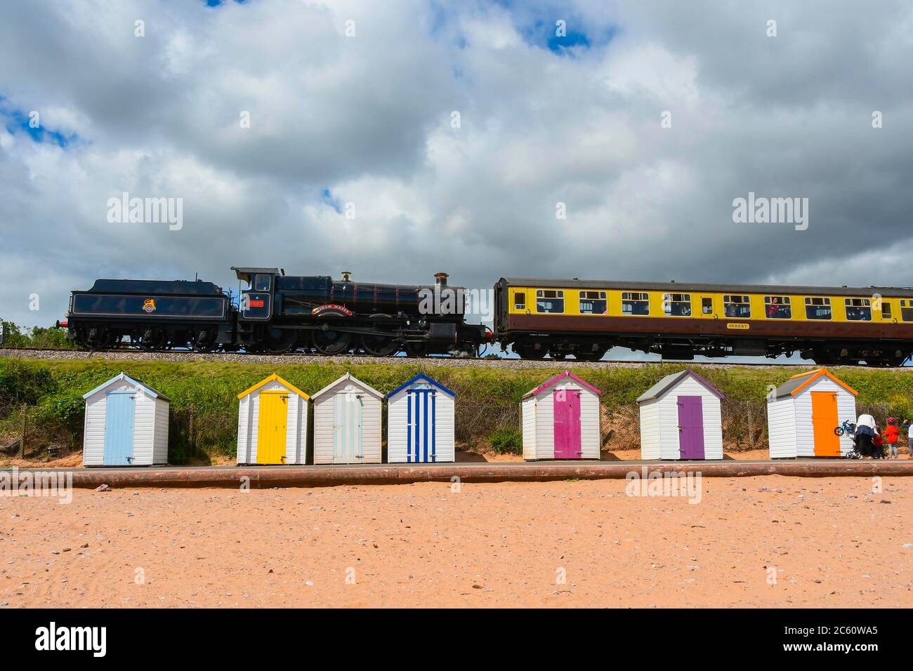 Goodrington Sands, Paignton, Devon, Royaume-Uni. 6 juillet 2020. Le Dartmouth Steam Railway rouvre avec un train de voyageurs transporté par 7827 Lydham Manor, passant derrière les cabanes de plage de Goodrington Sands, lors de son voyage à Kingswear après avoir quitté la gare de Paignton à Devon après que la nouvelle détente des règles de confinement du coronavirus a permis à la ligne du patrimoine de transporter des passagers encore. Crédit photo : Graham Hunt/Alay Live News Banque D'Images