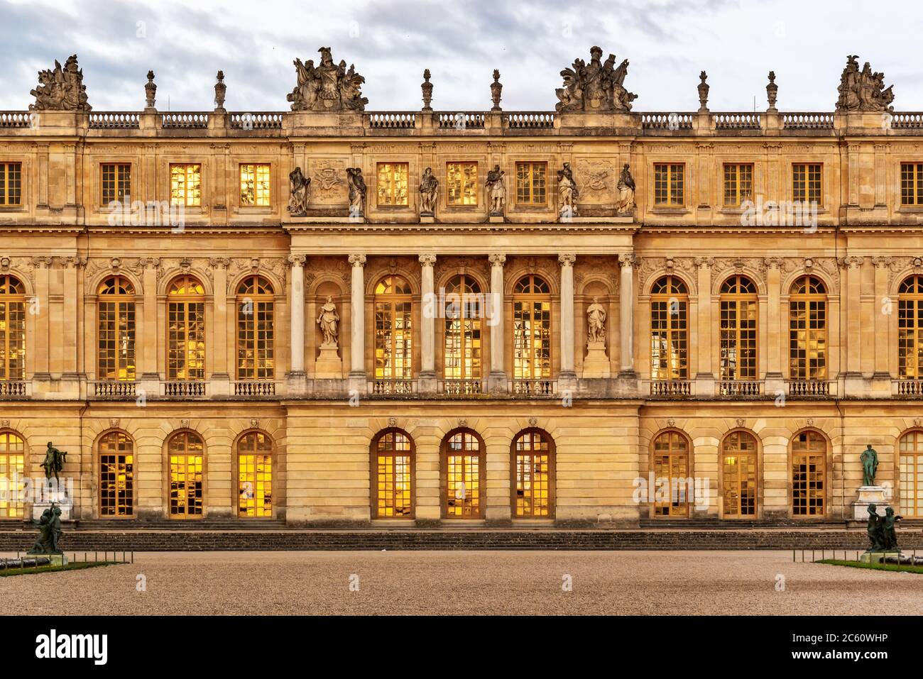 Lumière dorée sur le château de Versailles au coucher du soleil à Paris, France Banque D'Images