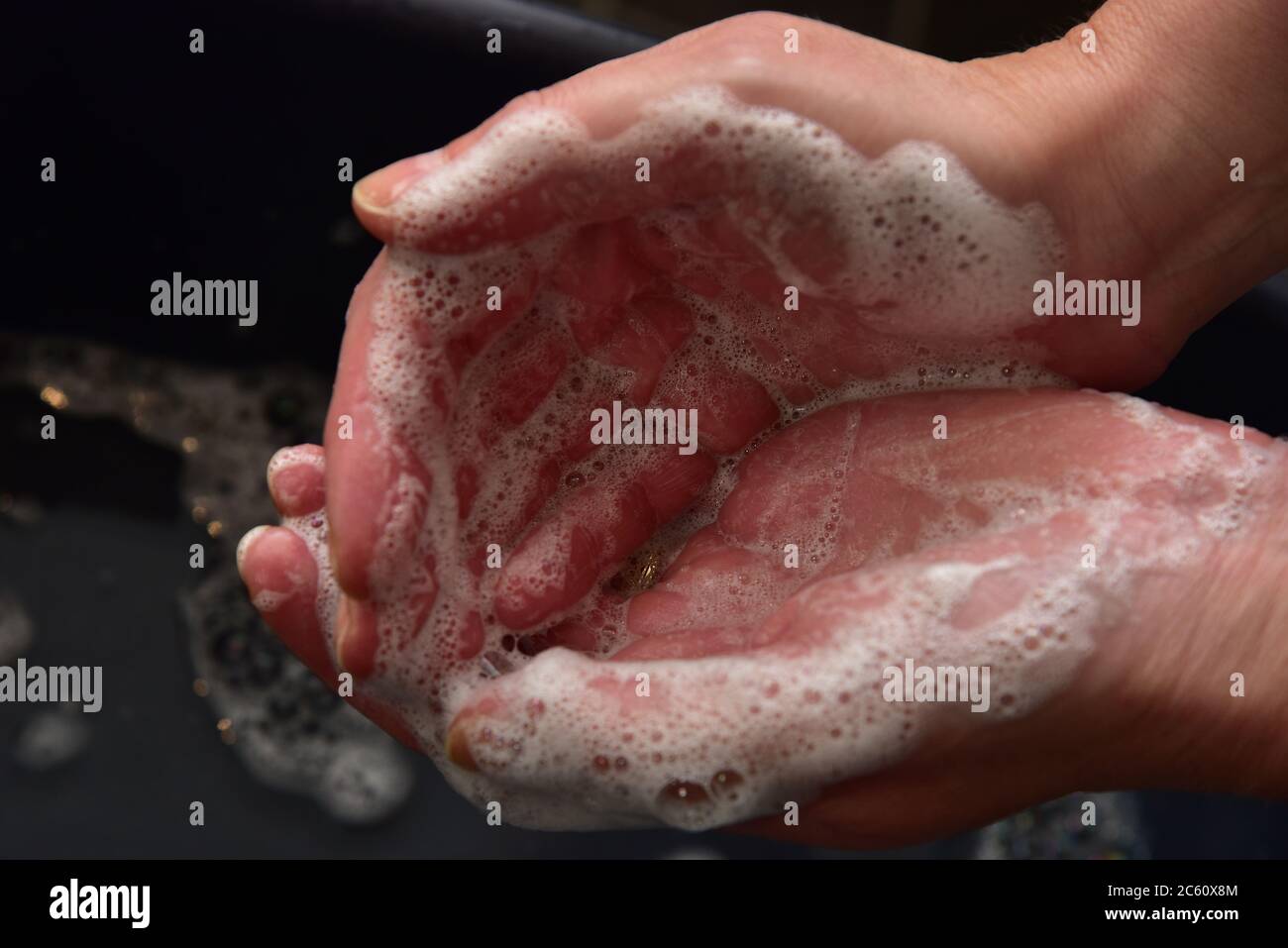 FRSM, masque porté par un employé du NHS, également une série de photos vous montrant la bonne façon de vous laver les mains dans la lutte contre le coronavirus, Covid-19 Banque D'Images