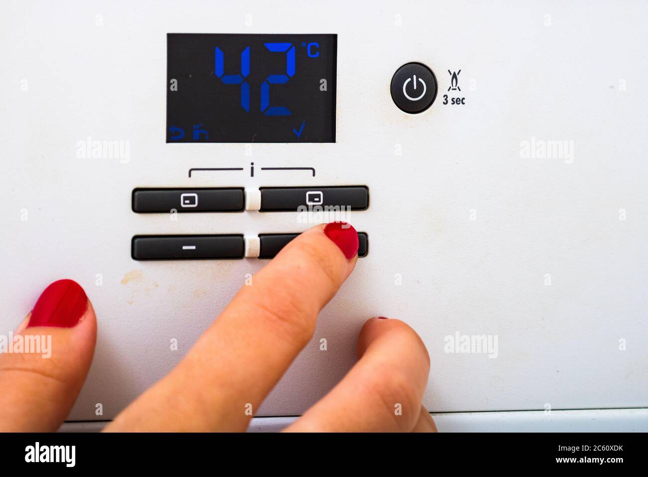 Main Femme Essayer De Désactiver Et Sur Le Chauffage Central Dans La  Chambre. Les Mains Sur Le Panneau De Commande De Chauffage Central. Fille  Main Température De Réglage Pour Photo Stock -