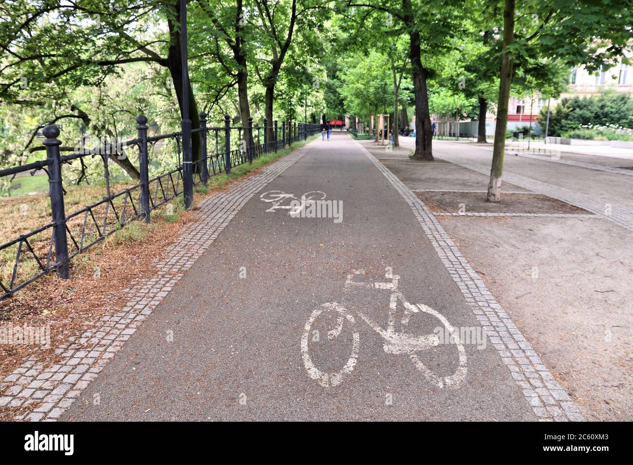 Piste cyclable à Wroclaw, Pologne. Infrastructure de transport de vélo. Banque D'Images