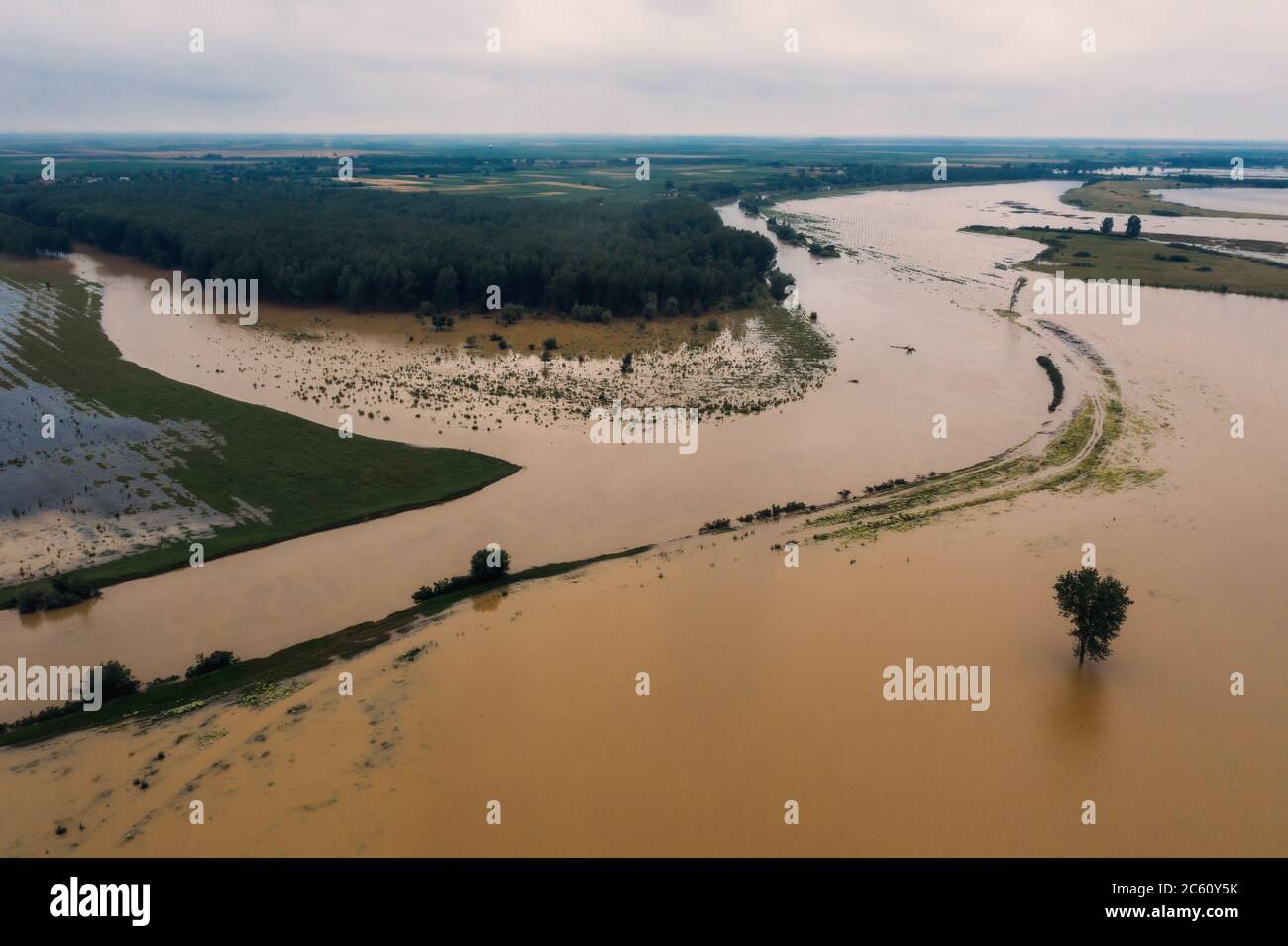Paysage de campagne et rivière inondés de drone pov. Rivière Tamis dans la province de Voïvodine, Serbie. Banque D'Images