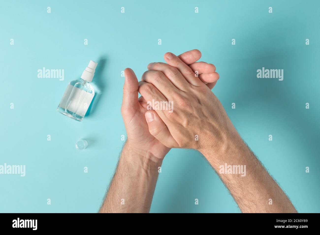 Mains utilisant désinfectant antibactérien spray, les soins de santé et l'hygiène concept Banque D'Images
