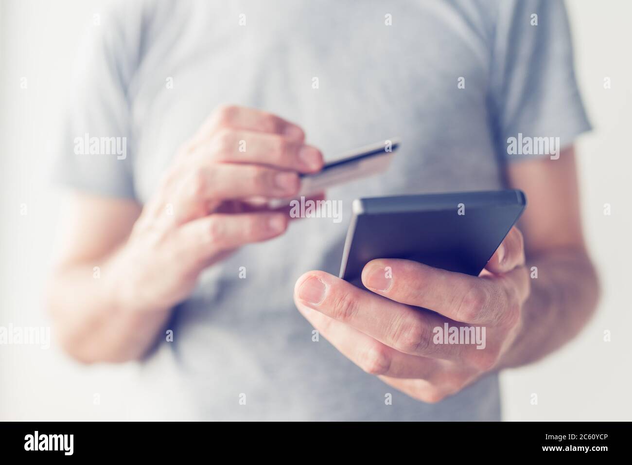 Services bancaires mobiles, homme utilisant une carte de crédit et une application pour smartphone pour acheter en ligne ou payer des factures Banque D'Images