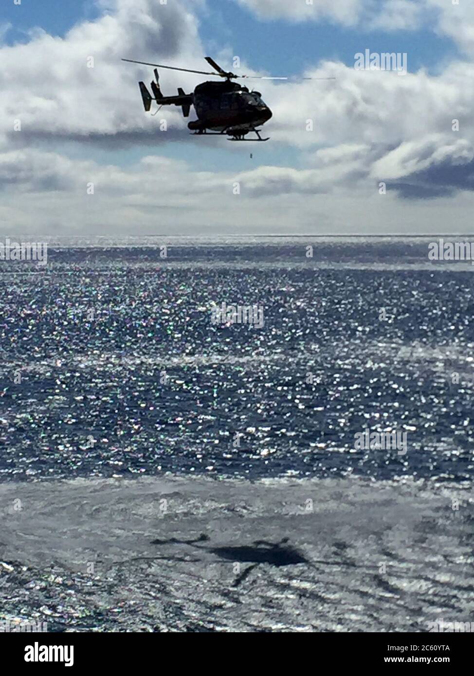 Sauvetage d'urgence en hélicoptère dans les îles d'Auckland lors d'une croisière d'expédition en Nouvelle-Zélande subanarctique. Ombre de l'hélicoptère sur le Banque D'Images