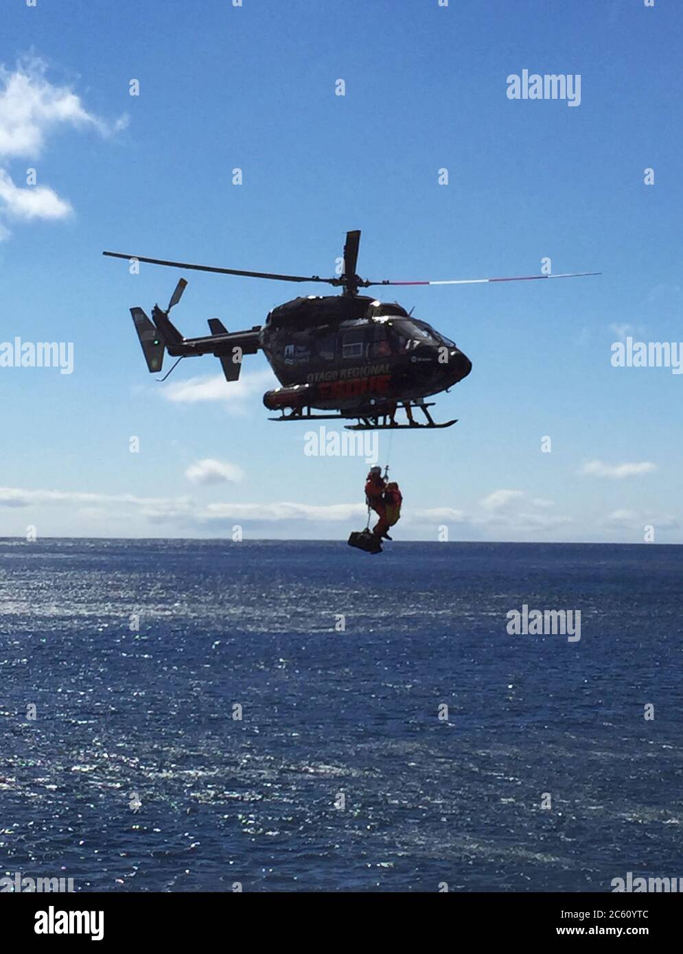 Sauvetage d'urgence en hélicoptère dans les îles d'Auckland lors d'une croisière d'expédition en Nouvelle-Zélande subanarctique. Faire descendre un équipier blessé Banque D'Images