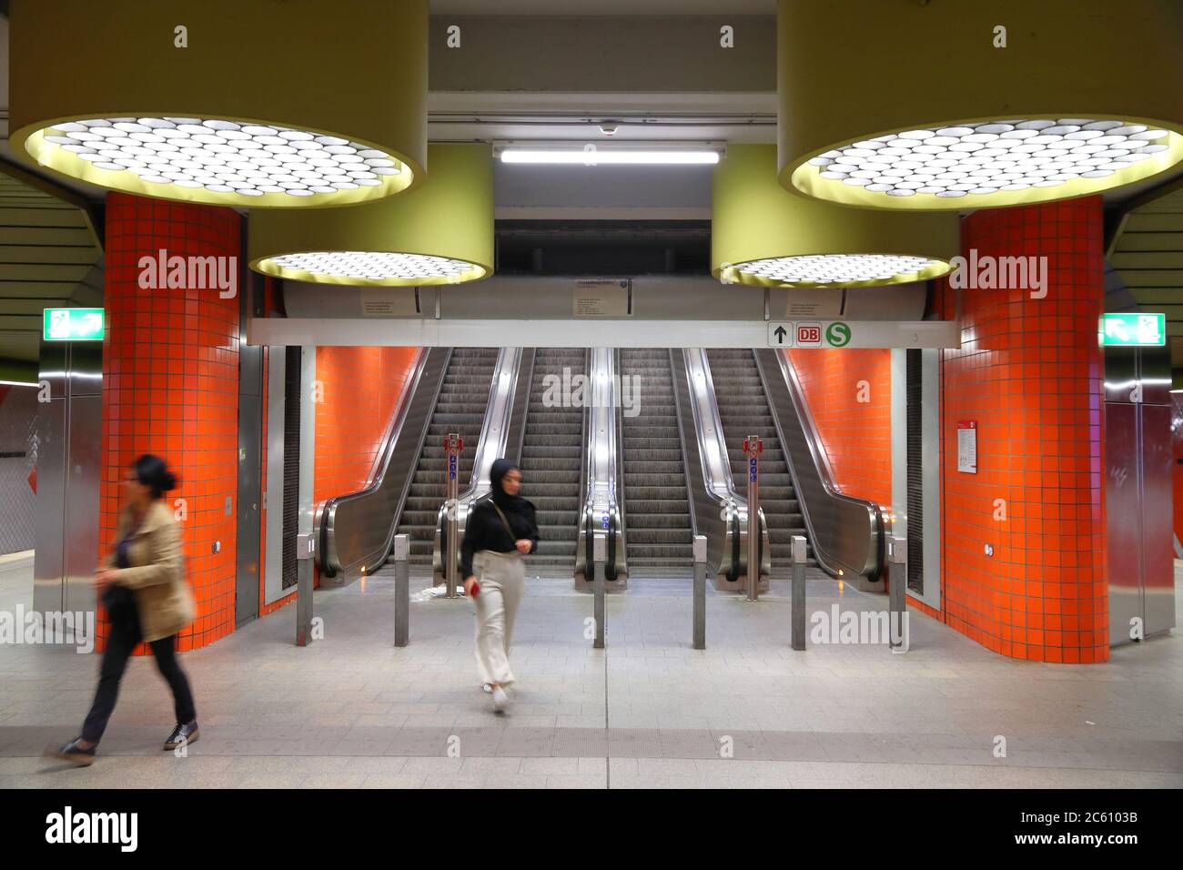 NUREMBERG, ALLEMAGNE - 6 MAI 2018: Station de métro de transport local VAG à Nuremberg, Allemagne. Nuremberg est situé dans la moyenne-Franconie. 511,628 Banque D'Images