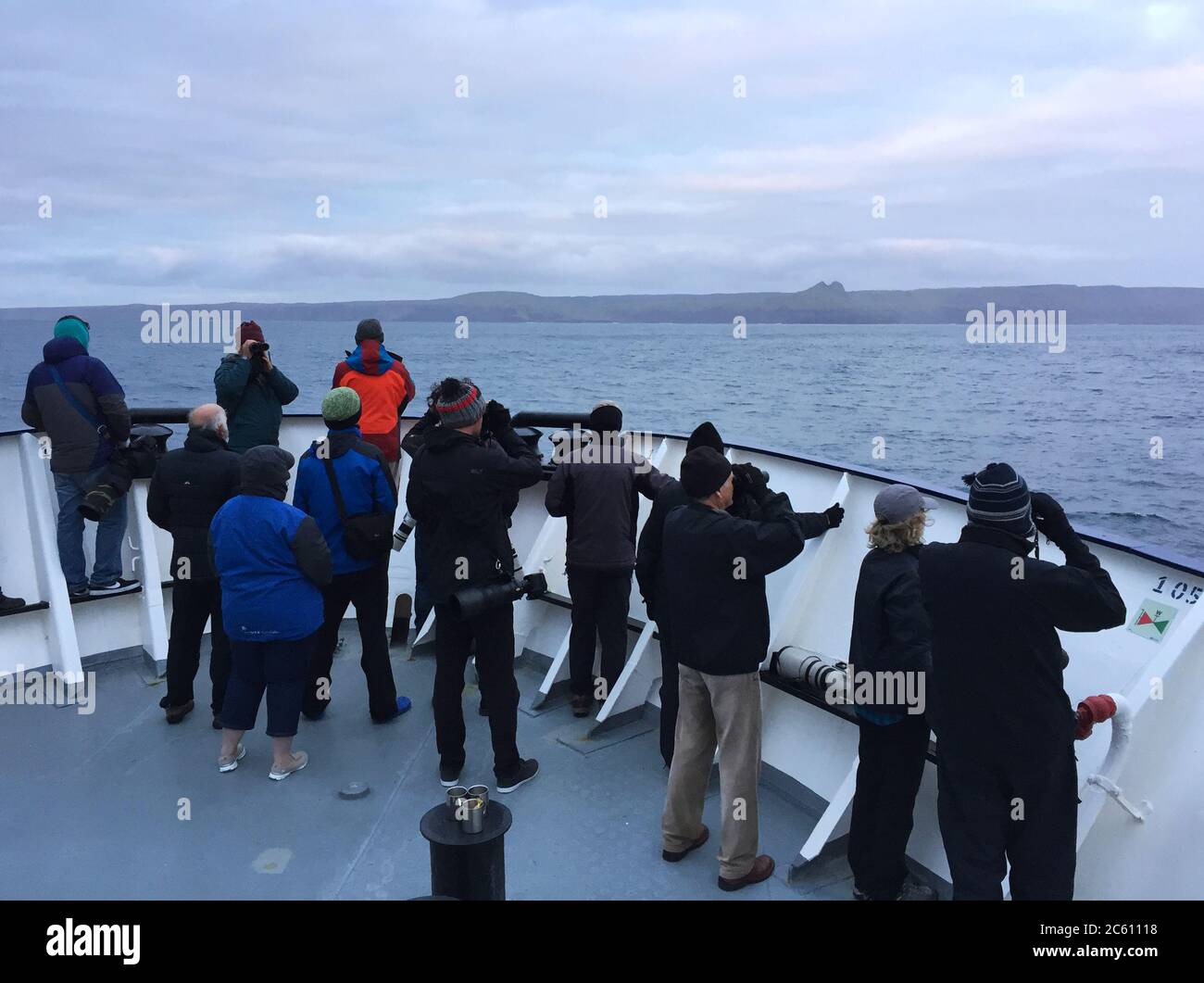 Ornithologues ornithologues sur le pont de l'expédition navire de croisière Spirit of Enderby dans les océans subantarctiques au sud de la Nouvelle-Zélande. Arrivée aux îles Chatham Banque D'Images