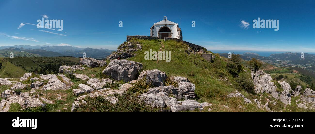 Hermitage de Las Nieves, appartenant à la ville Cantabrique de Guriezo, Espagne. Situé sur une colline, il offre une vue panoramique spectaculaire Banque D'Images