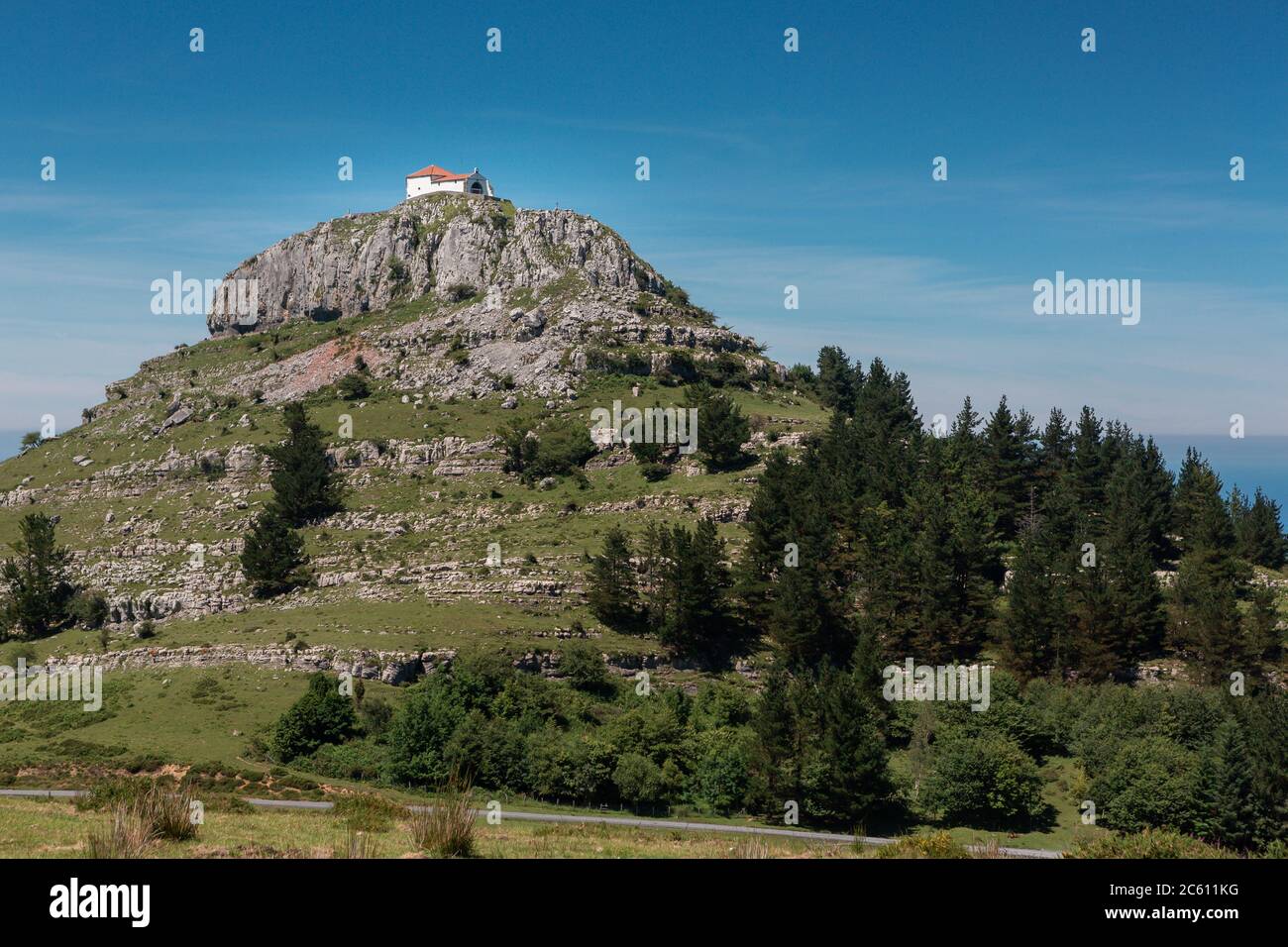 Hermitage de Las Nieves, appartenant à la ville Cantabrique de Guriezo, Espagne. Situé sur une colline, il offre une vue panoramique spectaculaire Banque D'Images