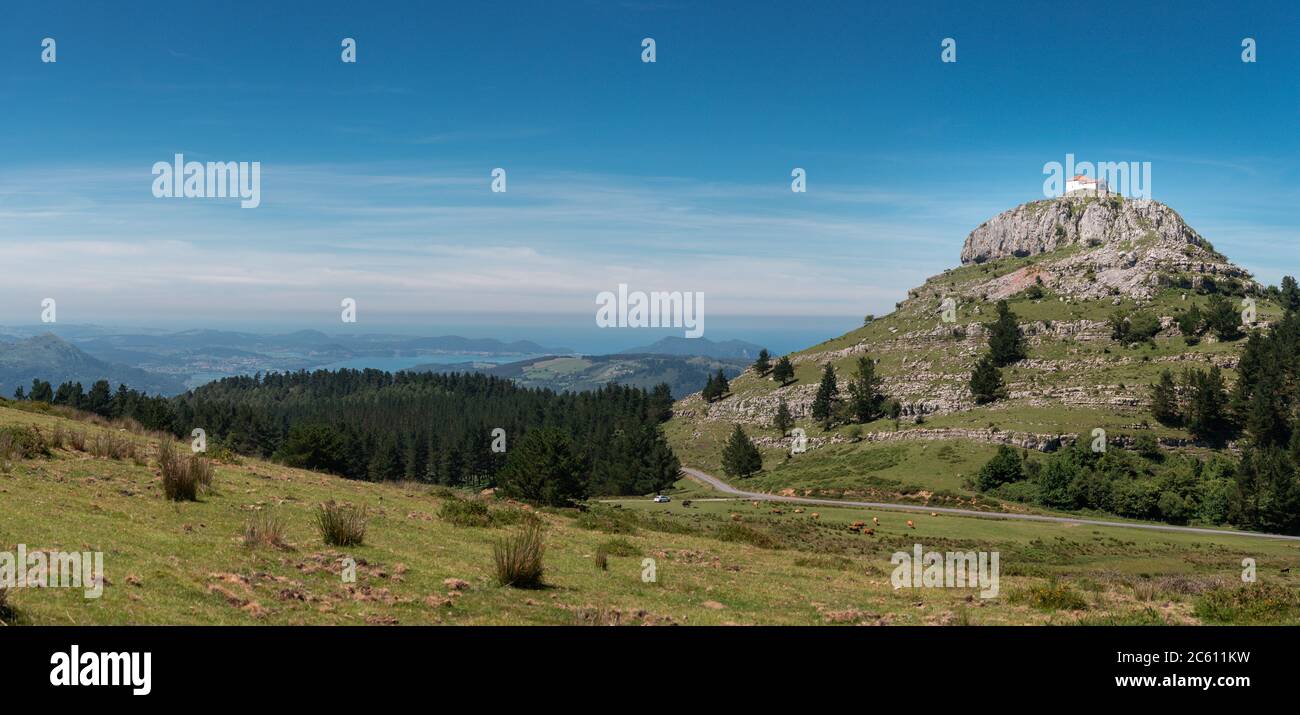 Hermitage de Las Nieves, appartenant à la ville Cantabrique de Guriezo, Espagne. Situé sur une colline, il offre une vue panoramique spectaculaire Banque D'Images
