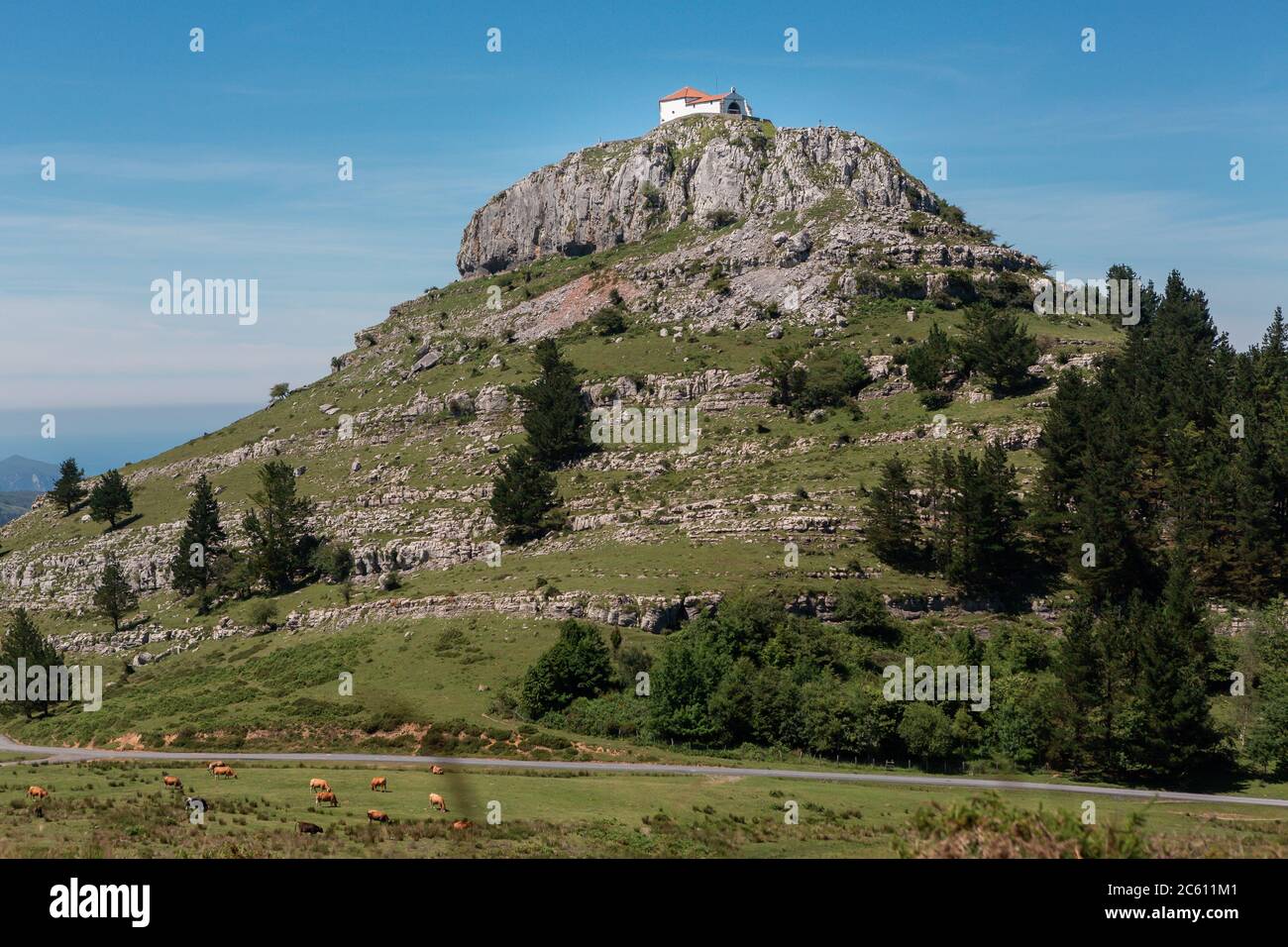 Hermitage de Las Nieves, appartenant à la ville Cantabrique de Guriezo, Espagne. Situé sur une colline, il offre une vue panoramique spectaculaire Banque D'Images