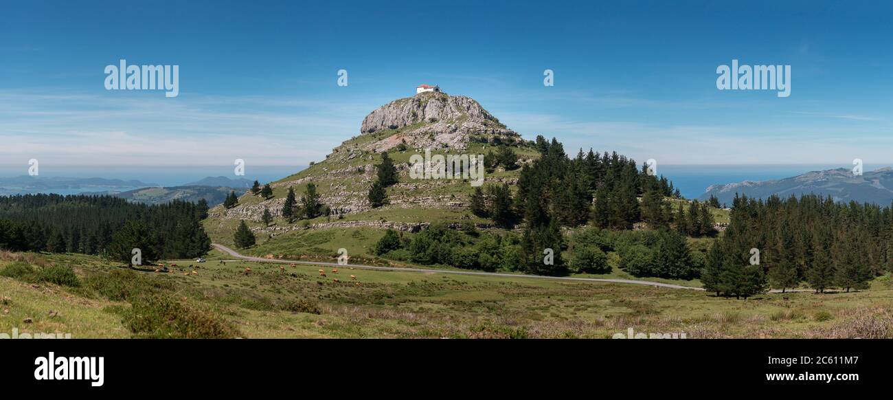 Hermitage de Las Nieves, appartenant à la ville Cantabrique de Guriezo, Espagne. Situé sur une colline, il offre une vue panoramique spectaculaire Banque D'Images