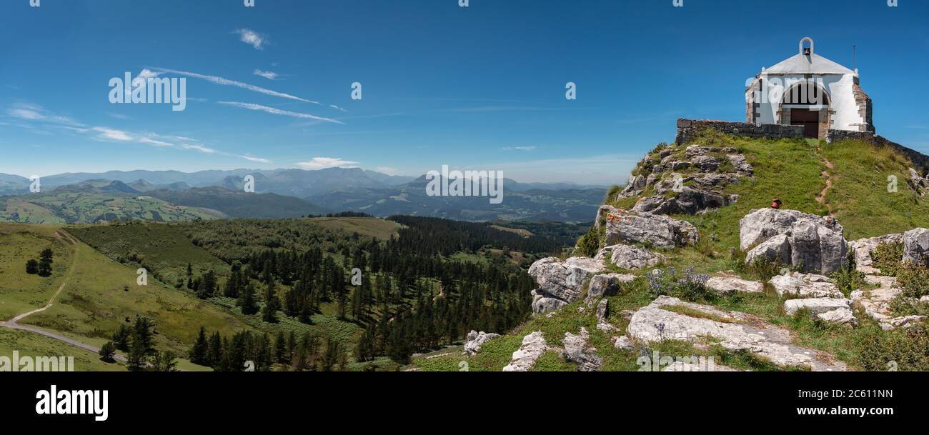 Hermitage de Las Nieves, appartenant à la ville Cantabrique de Guriezo, Espagne. Situé sur une colline, il offre une vue panoramique spectaculaire Banque D'Images