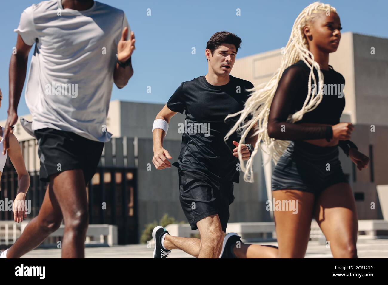 S'adapter aux jeunes qui se rassemblent en ville. Les coureurs s'entraîner en plein air le matin. Banque D'Images