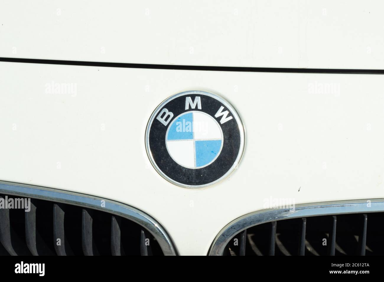 Moscou, Russie - 1er juin 2020 : gros plan du logo de la voiture BMW, Editorial Banque D'Images