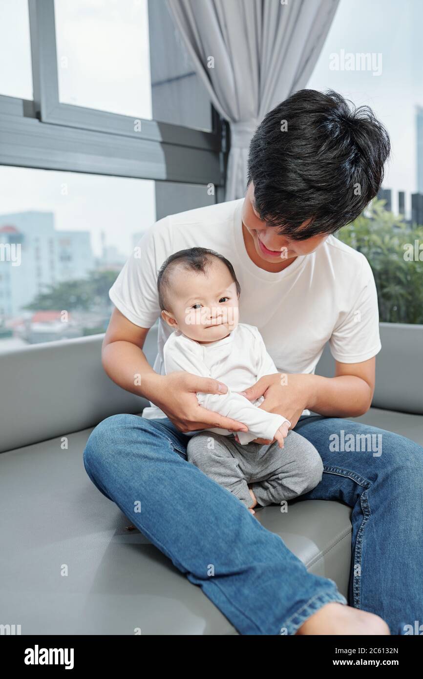Joyeux Jeune Vietnamien Jouant Avec Son Adorable Bebe Fille Photo Stock Alamy