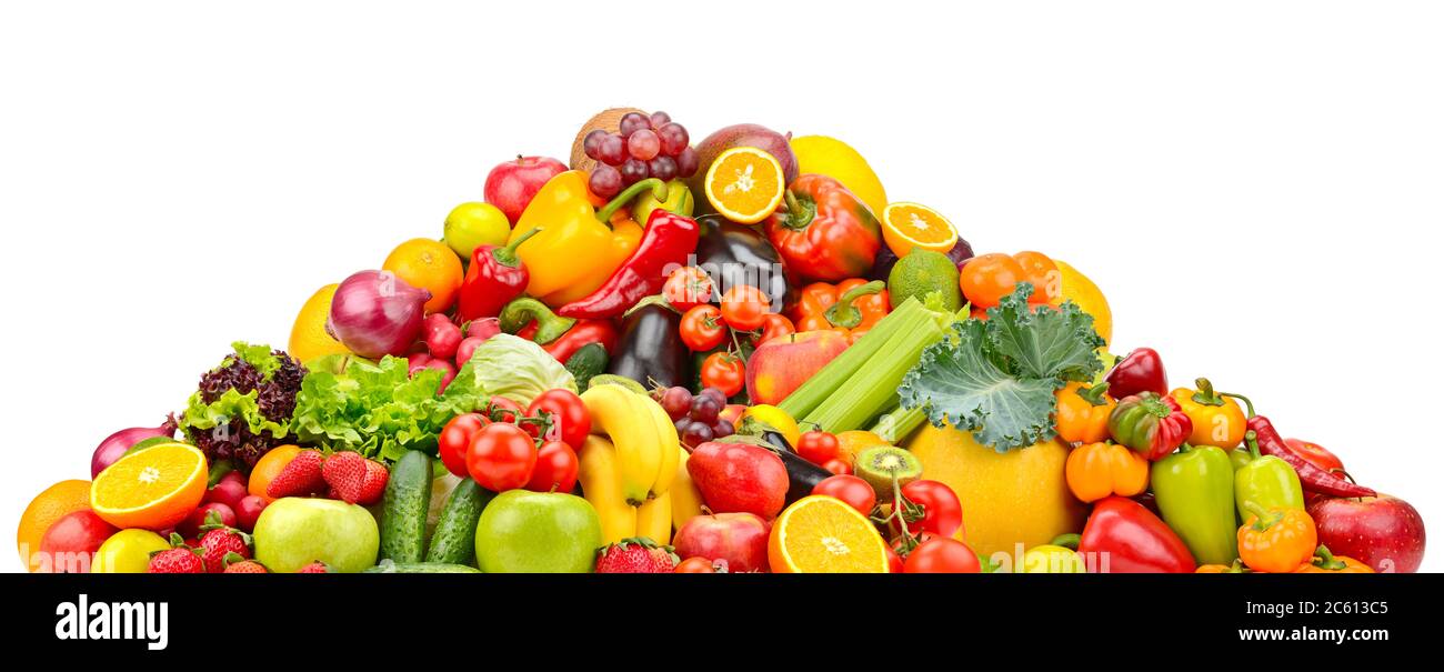 Légumes et fruits frais colorés en pyramide isolés sur fond blanc Banque D'Images