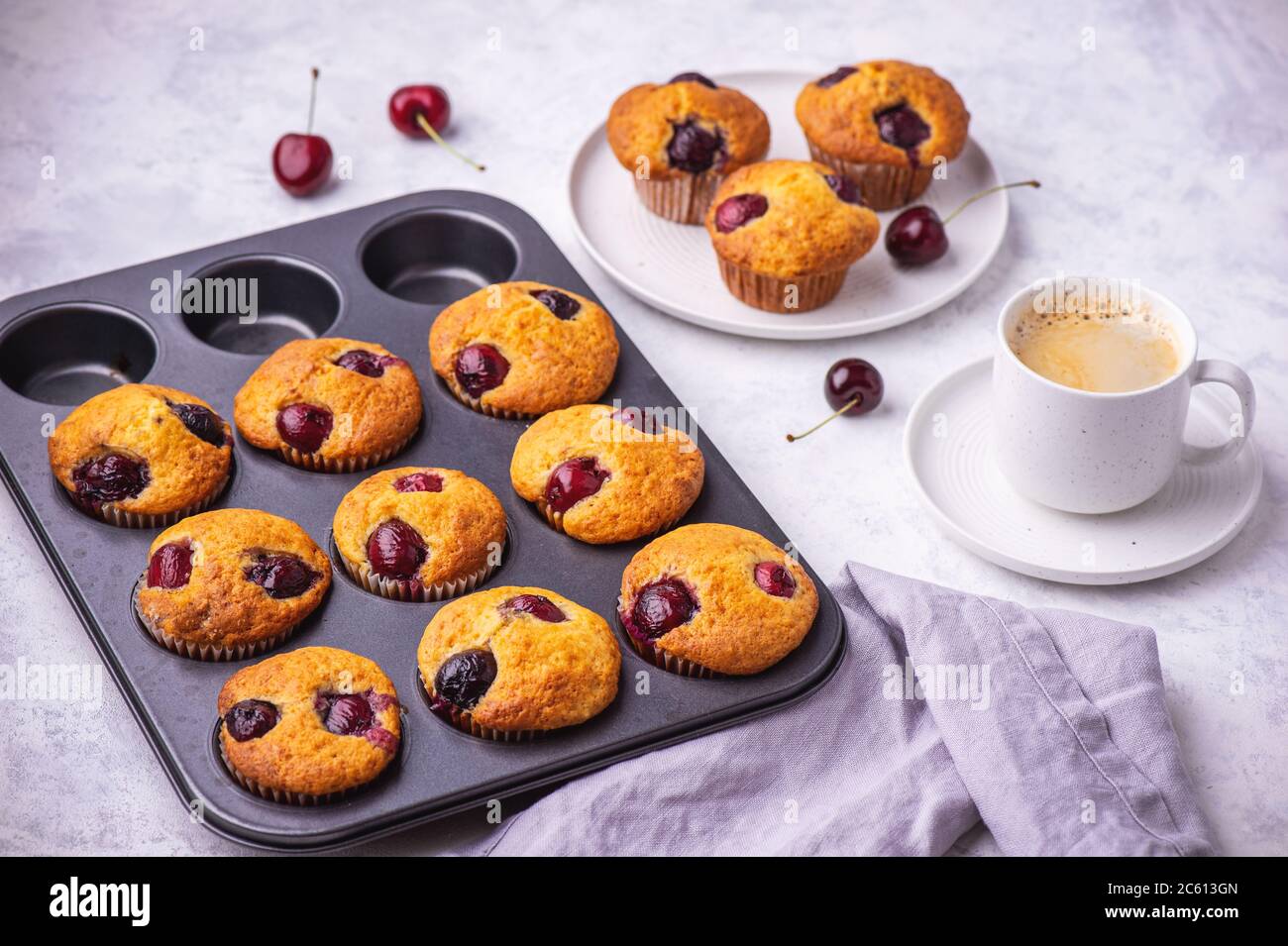 Muffins faits maison avec cerise sur fond clair. Banque D'Images