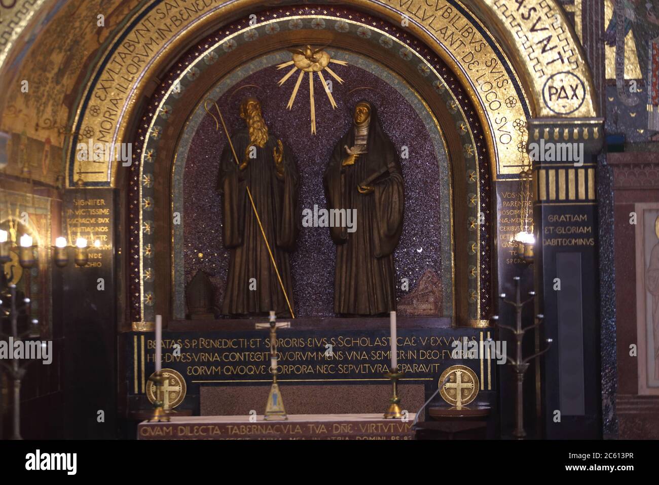 Cassino, Italie - 5 juillet 2020 : la chapelle centrale avec les statues de San Benedetto et Santa Scolastica dans la basilique de Montecassino Banque D'Images