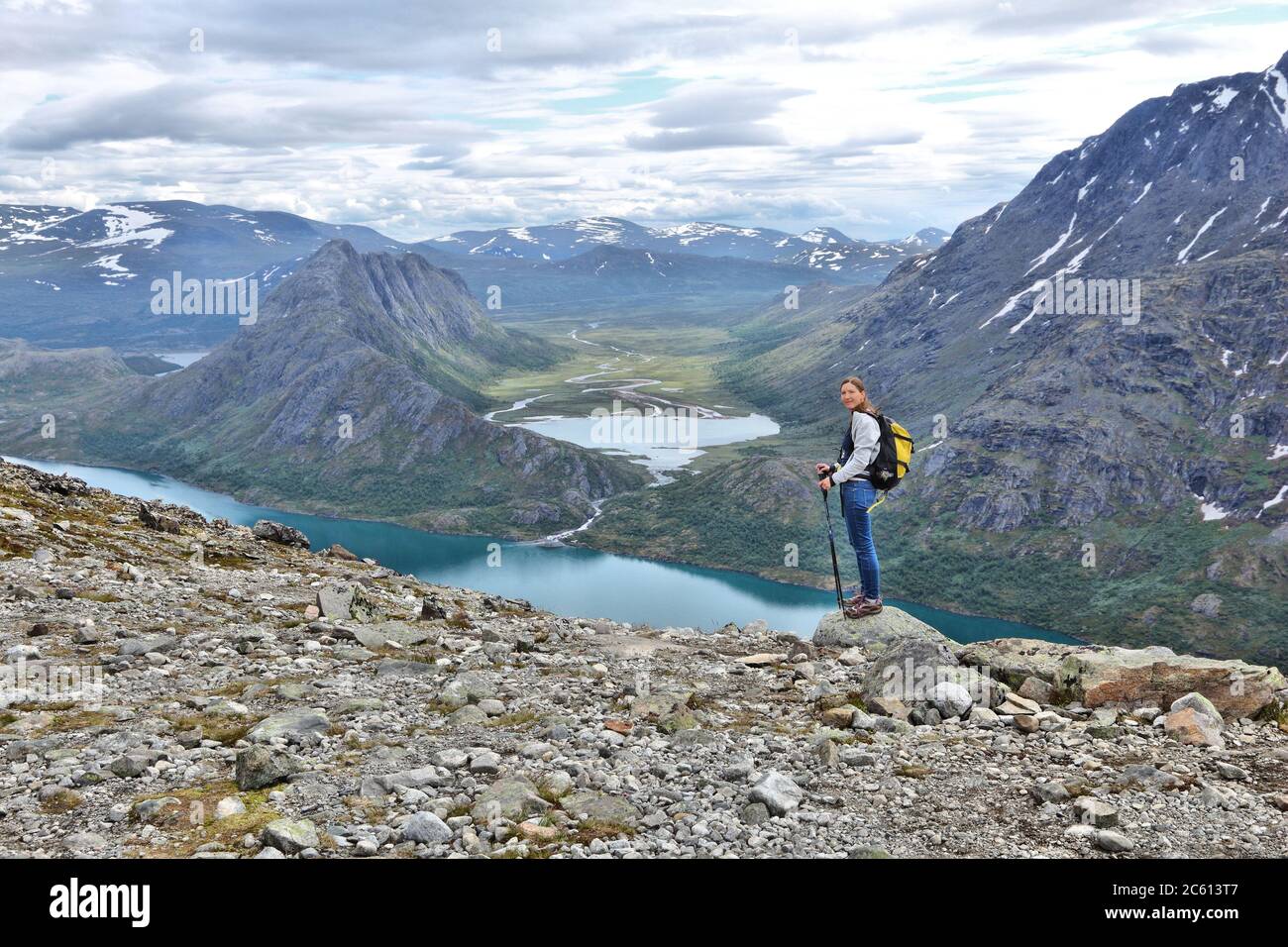 Une touriste norvégienne sur le sentier de montagne de Besseggen randonnée dans le parc national de Jotunheimen. Banque D'Images