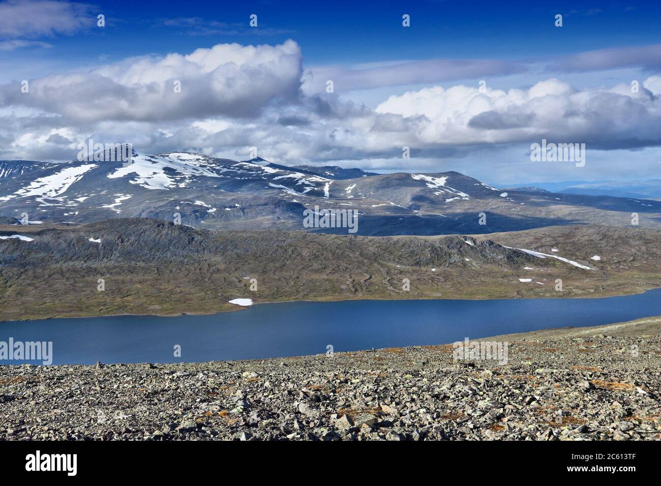 Norvège nature - Parc national de Jotunheimen. Sentier de la crête de Besseggen entre deux lacs (Gjende et Bessvatnet). Randonnée en montagne norvégienne. Banque D'Images
