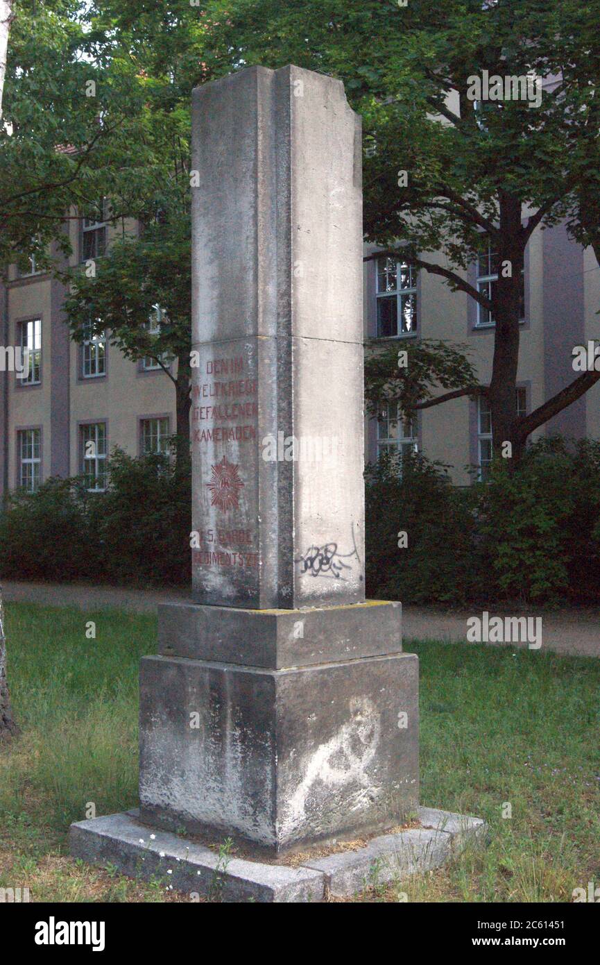 DAS am 06.05.1923 eingeweihte Denkmal für die Gefallenen des 5. Garde-régiments zu Fuß des Architekt Heinrich Wolff am Spandauer Hohenzollernring 166. Banque D'Images