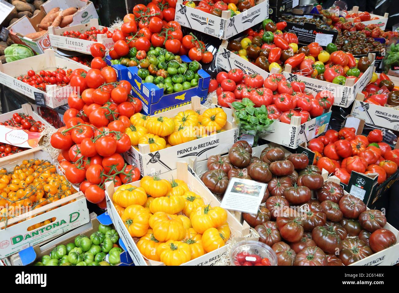 Londres, Royaume-Uni - 22 avril 2016 : variétés de tomates à Borough Market à Southwark, Londres. C'est l'un des plus anciens marchés de l'Europe. Son 1 000e anniversaire a été Banque D'Images