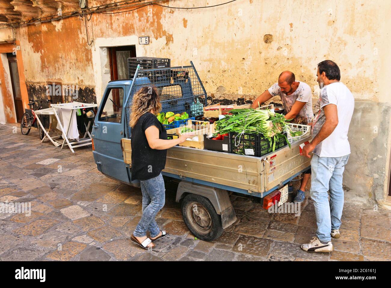 GALLIPOLI, ITALIE - 31 MAI 2017 : camion de l'épicier vert mobile du marché local à Gallipoli, Italie. Avec 50.7 millions de visiteurs annuels, l'Italie est l'un des m Banque D'Images