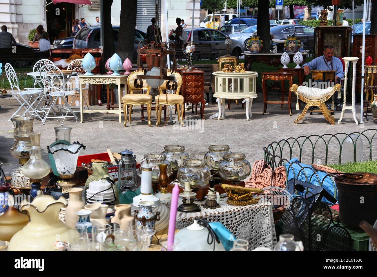 ALTAMURA, ITALIE - 4 JUIN 2017 : visite du marché aux puces d'Altamura, Italie. Variété de meubles de trinket et anciens. Banque D'Images