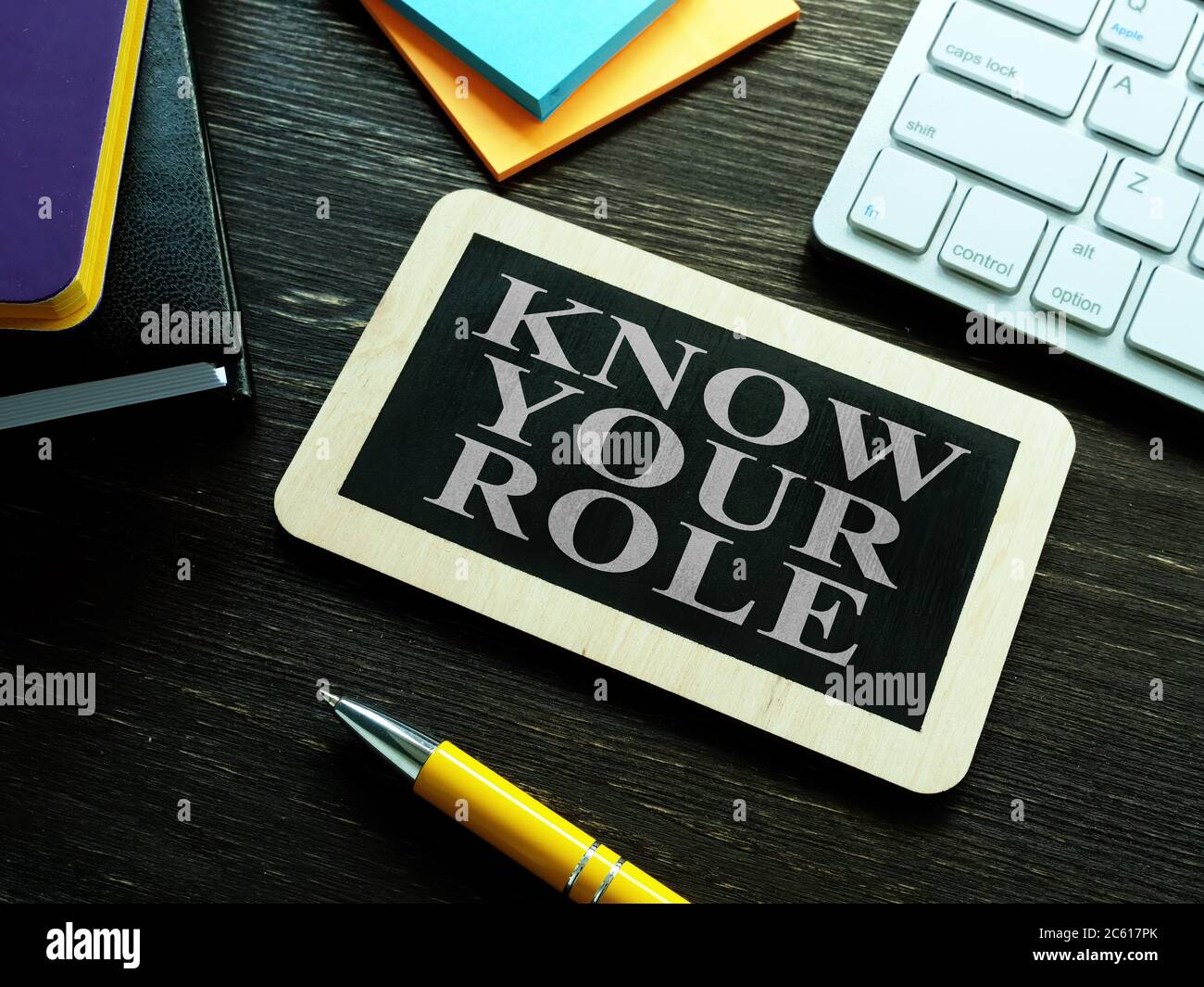 Petit tableau avec mémo connaissez votre rôle et votre stylo. Banque D'Images