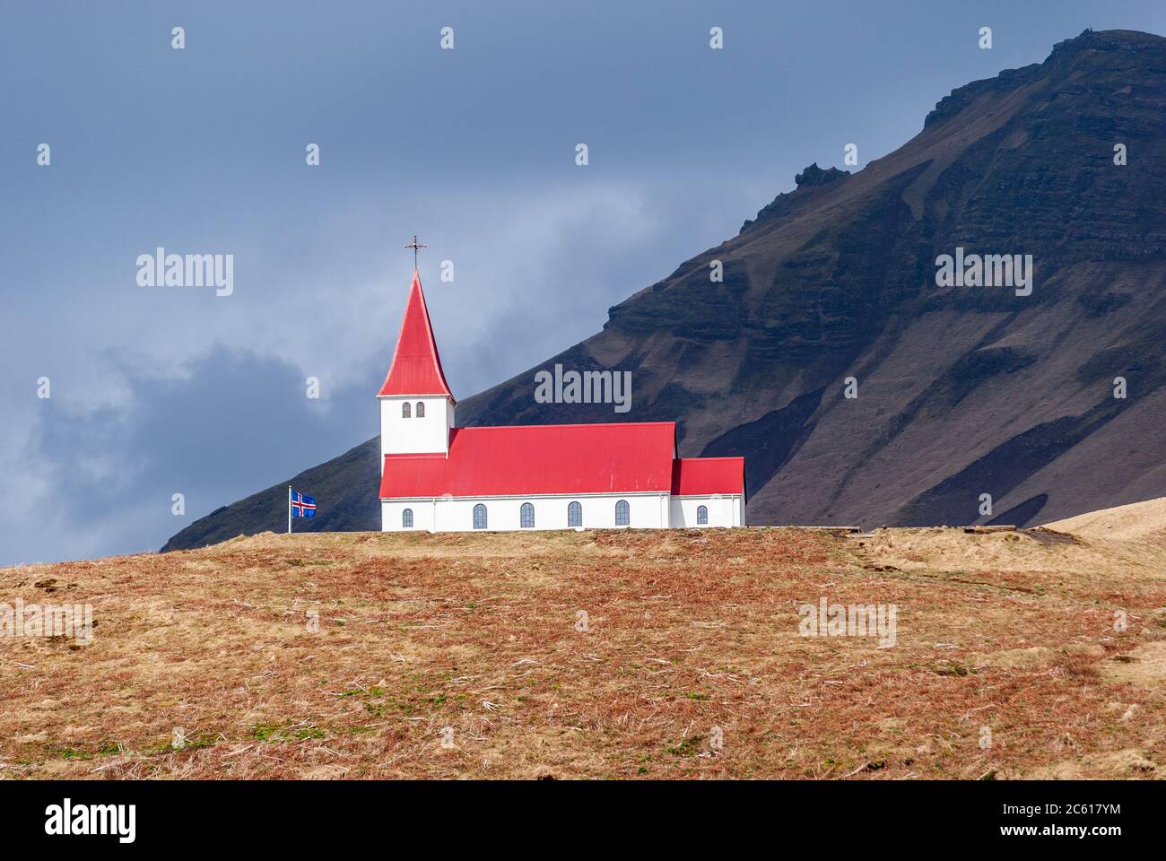 Église de Reyniscyrka avec toit rouge sur une colline avec un fond dramatique Vik, Islande Banque D'Images